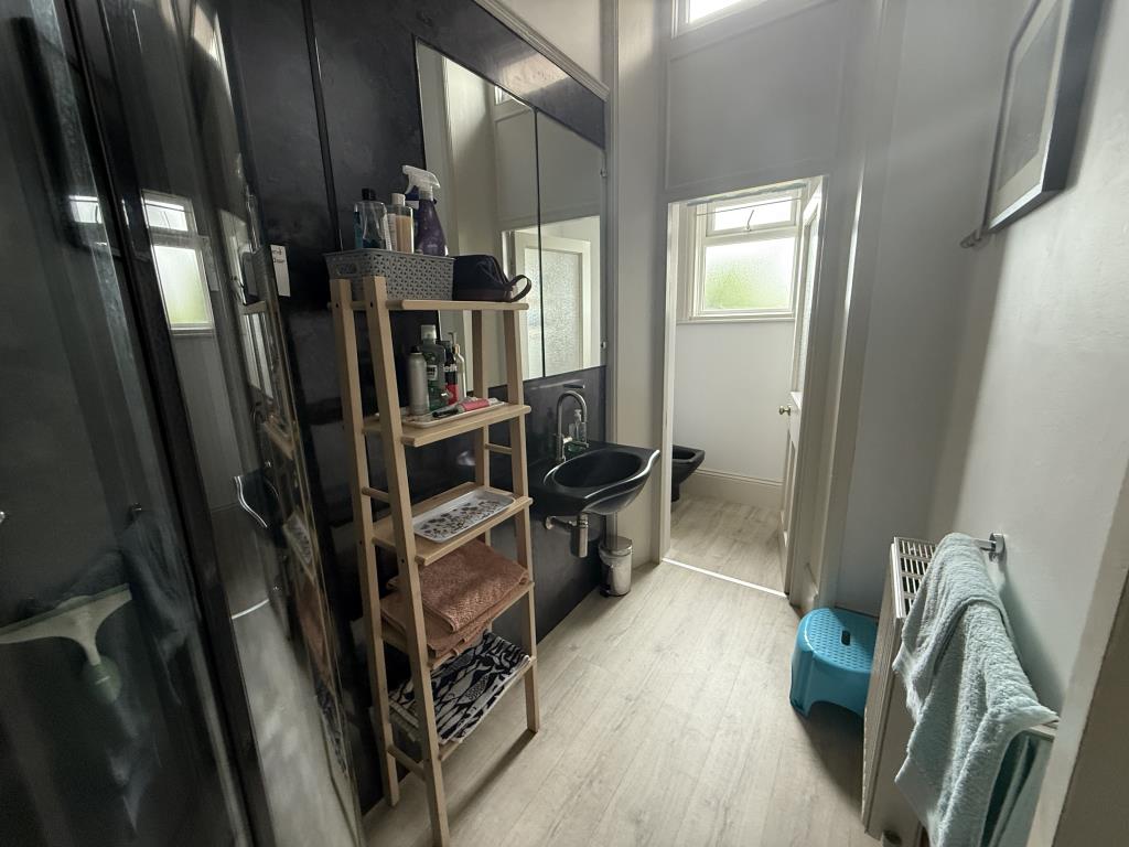 Lot: 65 - GROUND FLOOR TWO-BEDROOM FLAT CLOSE TO SEA - Bathroom with WC